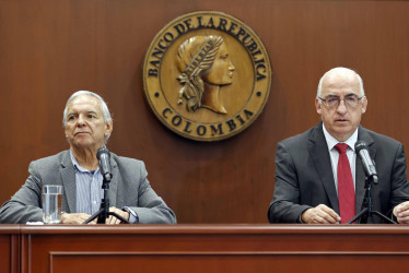 El gerente general del Banco de la República, Leonardo Villar (derecha), habla junto al ministro de Hacienda, Ricardo Bonilla, en una rueda de prensa este martes, en Bogotá.