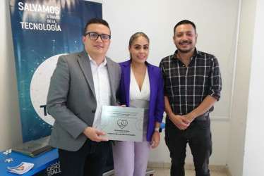 Jefferson Bustamante, profesional jurídico del Hospital Sagrado Corazón (Norcasia), recibió el galardón de su institución. Lo acompañan, en la imagen, Daniela Blandón García, profesional universitaria en salud de la DTSC, y Rubén Guillermo Quintero, médico sexólogo de la Territorial de Salud.