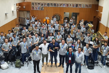 La Banda Sinfónica Juvenil de Caldas con el caldense y director titular, Juan Velasco.