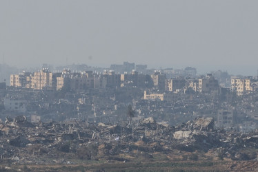 El humo se eleva sobre el norte de la Franja de Gaza, visto desde la frontera israelí.