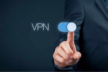 Dedo moviento un botón de activación de una VPN