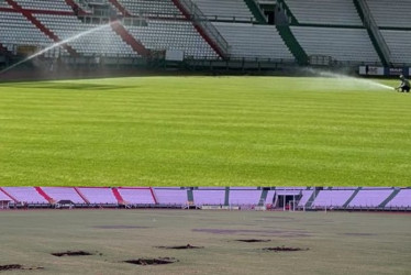 Aunque el Once Caldas fue notificado desde la semana pasada de la realización del partido, rompió la cancha. La foto de arriba es del martes en la mañana, y la de abajo es de este miércoles en la mañana.