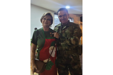 Ángela Gómez de Cárdenas junto al coronel Juan Gabriel Rojas González, que condecoró a las voluntarias por sus servicios.