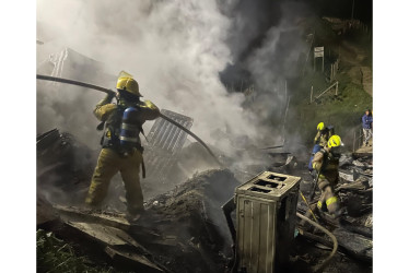 Dos viviendas de madera se incendiaron en la noche de este jueves. No hubo lesionados.