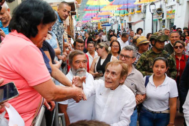 David Manzur recorre las calles de Neira.