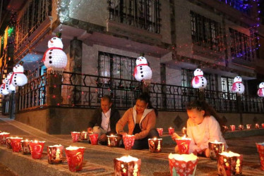 Creativos faroles, familias unidas y música en la noche de las velitas en Manizales 