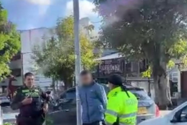 La Policía interceptó al señalado luego de que supuestamente amenazó con un cuchillo a la mujer que asedia.