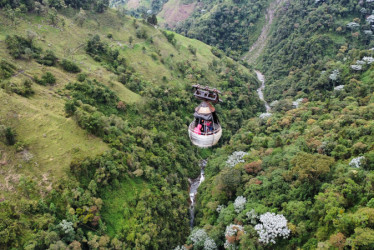 A 250 metros de altura y a 235 metros de la orilla quedó colgando la góndola.