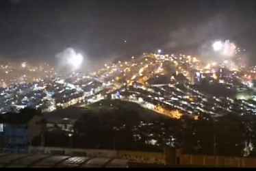 Así se vieron las comunas Ciudadela del Norte y Nuevo Horizonte de Manizales pasadas las 12:00 de la noche. En este sector se presentaron los tres quemados por pólvora en la ciudad.