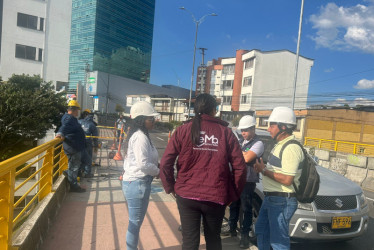 La obra pretende evitar los lanzamientos al vacío. Ayer visitaron el sitio algunos trabajadores y funcionarios.