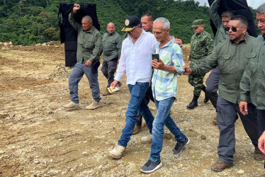 El mandatario colombiano, Gustavo Petro (centro), recorrió este domingo la zona del derrumbe en inmediaciones de El Carmen de Atrato (Chocó).