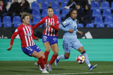 La futbolista Mayra Ramírez (de azul) llega al Chelsea procedente del Levante por un valor de 450 mil euros.