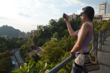 Juanita Villegas vive en Villamaría y en compañía de su mamá decidió dar una vuelta en moto para apreciar el atardecer desde el Alto del Perro. “La vista es genial, está muy bueno para venir a tomar el algo. Es hermoso, para sentarse simplemente a observar y hacerse fotos”, expresa Juanita.