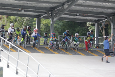 Cuenta con dos partidores para la competencia. Las ciudades que tienen este tipo de pista son Ibagué, Bogotá y Manizales.