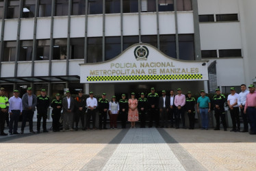 Los 14 diputados de Caldas posaron con los oficiales asignados a cada uno y con los comandantes de la Policía en Manizales y Caldas.