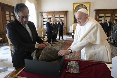 Foto / EFE / LA PATRIA  El papa Francisco recibió como regalo un café colombiano y una ruana, prenda característica del altiplano de Cundinamarca y considerada un símbolo nacional, de manos del presidente colombiano, Gustavo Petro.