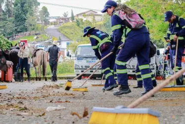 La cabalgata o desfile a caballo es una de las actividades más exigentes para Emas en la misión de mantener la ciudad limpia durante la Feria de Manizales. En la foto, el operativo de aseo en la cabalgata del 2023.