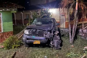 Así quedó el carro después de chocar contra la motocicleta.