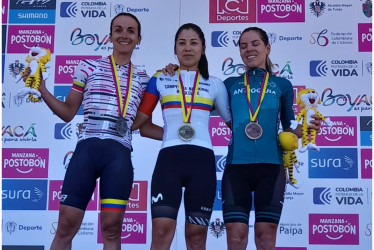 Diana Peñuela, plata (izquierda); Paula Patiño, oro (centro), y Jessenia Meneses, bronce en la prueba de ruta del Campeonato Nacional de Ciclismo.