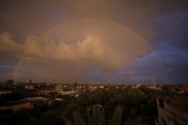 Un arcoíris surcó el cielo del sur de la Franja de Gaza después de la lluvia registrada este jueves allí. Un símbolo de esperanza ante la desolación causada por la guerra.