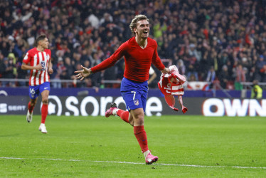 El delantero del Atlético de Madrid Antoine Griezmann celebra su gol, tercero del equipo, durante el partido de octavos de final de la Copa del Rey de fútbol entre Atlético de Madrid y Real Madrid, este jueves en el estadio Cívitas Metropolitano.