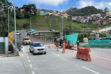 Este viernes se habilitó el paso por el puente en Los Cedros, Manizales.