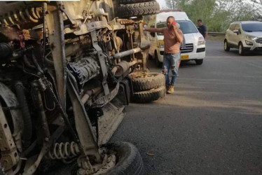 Vehículo se volcó en vía de Supía