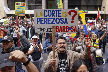 Manifestantes a las afueras de la Corte Suprema de Justicia este jueves, exigiendo la elección de fiscal. 