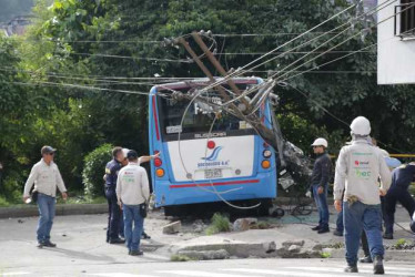 Foto | Darío Cardona| LA PATRIA  El accidente ocurrió en la calle 48K con carrera 6, sobre las 7:00 de la mañana de ayer. Una mujer perdió la vida. Atendieron Bomberos, Búsqueda y Rescate, Policía Nacional, guardas azules y Chec.