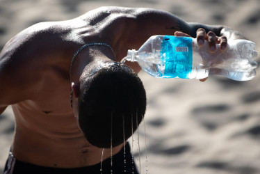 Una persona se refresca en la Playa Ramirez en Montevideo (Uruguay).