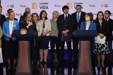 El presidente de Colombia, Gustavo Petro, habla junto a Pascale Baeriswyl - Representante Permanente - Suiza, hoy durante una rueda de prensa en Bogotá.