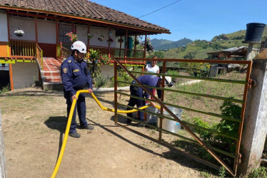 Casa a casa los Bomberos llevaron agua por la vereda El Roblal.