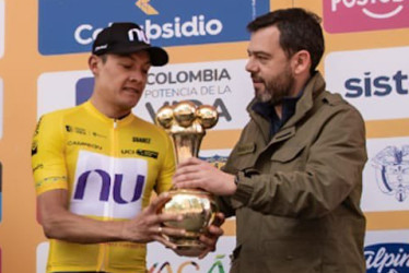 El alcalde de Bogotá, Carlos Fernando Galán, estuvo presente ayer en el final del Tour Colombia que ganó Rodrigo Contreras, a quien le entrega el trofeo.