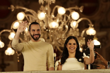 El domingo, Nayib Bukele fue reelecto como presidente de El Salvador. En la foto aparece con su esposa, la primera dama Gabriela Rodríguez.