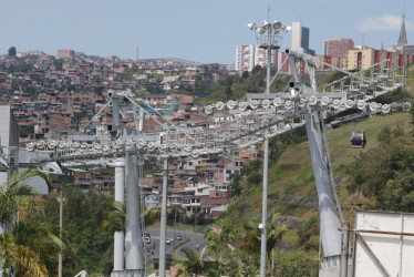 Estas son las pilonas de la Línea 3 del Cable Aéreo que ya están instaladas en Los Cábulos y que conectan con las que pondrán esta semana en Las Colinas.