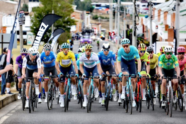 El kazajo Alexey Lutsenko (de azul claro) por las calles de Tunja, en el circuito del Tour Colombia.