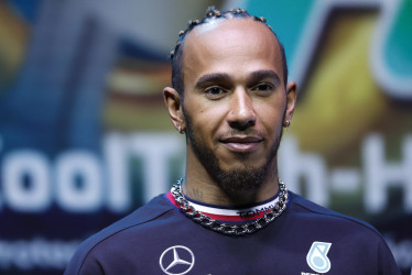 Lewis Hamilton, piloto inglés que deja la escudería alemana Mercedes para pasar a la italiana Ferrari.