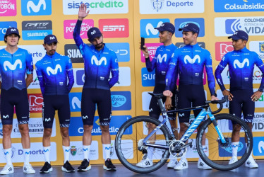 Nairo Quintana (izquierda) estaba este domingo de cumpleaños y toda la plaza le cantó en su día, en la presentación del Tour Colombia 2.1. La carrera empezará este martes.