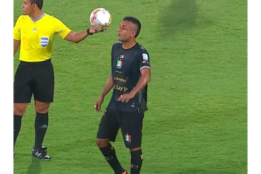 El Once Caldas estrenó su uniforme visitante ante Atlético Nacional. Lució de negro, pero sin el patrocinio de Aguardiente Cristal.