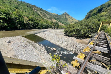 El panorama del río Campoalegre es de polvo y piedras. El fenómeno de El Niño se siente con rigor en esta zona del corregimiento de Arauca (Palestina) y por eso su desembocadura al río Cauca se ha reducido considerablemente. Antes, el nivel del agua llegaba a la base de los rieles del ferrocarril, ahora ha mermado hasta el punto en que se observa un hilo de agua perdiéndose entre las rocas.