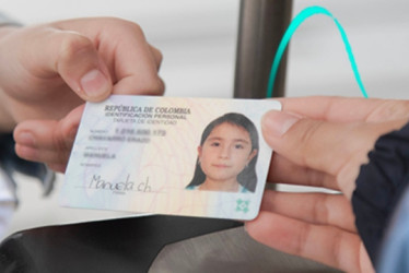 Persona la entrega una tarjeta de identidad a otra