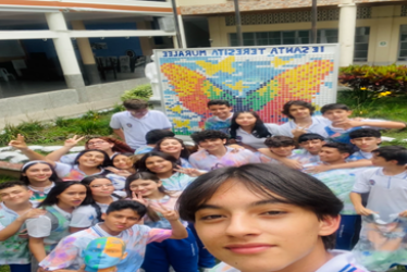 El grupo de estudiantes del colegio Santa Teresita que recicla las tintas de marcadores para decorar el plantel. 