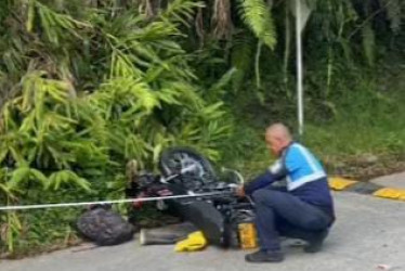 Esta es la moto que se chocó con la camioneta.