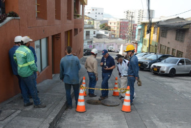 Dentro de esta recámara fue la explosión y la persona lesionada es un funcionario de una empresa telefónica que se encontraba adentro trabajando.