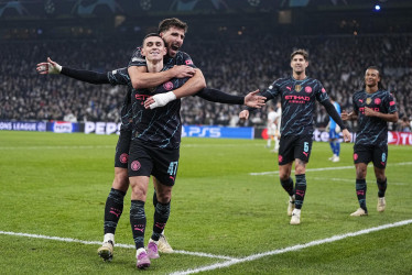 Phil Foden del Manchester City celebra con sus compañeros tras marcar el 1-3 durante el partido de fútbol de ida de octavos de final de la Liga de Campeones de la UEFA entre el FC Copenhague y el Manchester City, en Copenhague, Dinamarca.