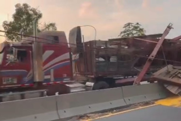 Así quedó la tractomula contra el separador de la doble calzada Chinchiná-Manizales. 