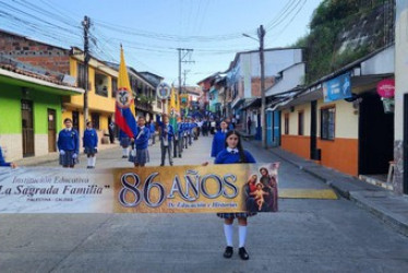 Estudiantes salieron a las calles para festejar con la Institución Educativa Sagrada Familia, de Palestina.