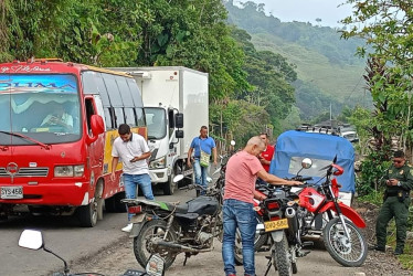 Habitantes de Norcasia y Florencia (Samaná) protestan por las malas condiciones de la vía del Renacimiento.