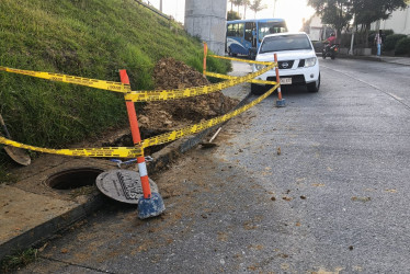 Daño en el acueducto de Manizales en el barrio Fátima, en carrera 32c con calle 65