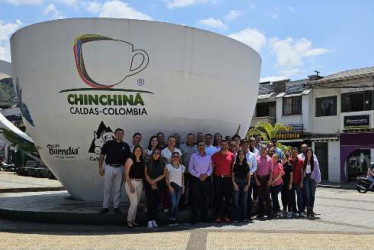 "El sello de la Uniminuto es la transformación social... Para eso fue que el padre Rafael García Herreros creó esta institución hace 32 años", dice el rector de la Uniminuto en Chinchiná, Bonel Mosquera, primero en la foto de izquierda a derecha en la emblemática taza de café en el Parque de Bolívar del municipio. 